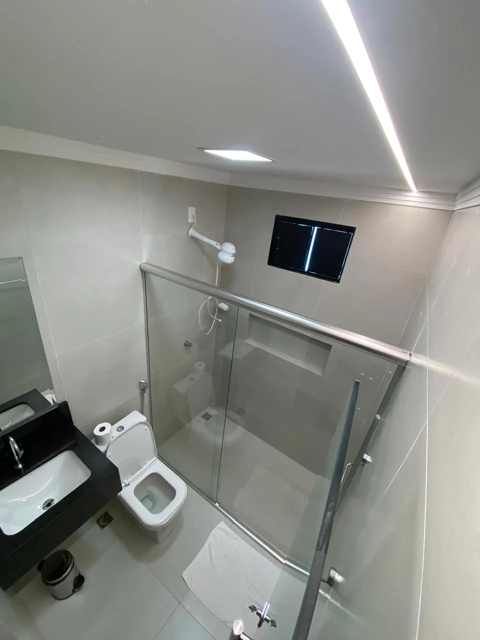 Banheiro da Suíte Luxo com box de vidro e acabamento superior
