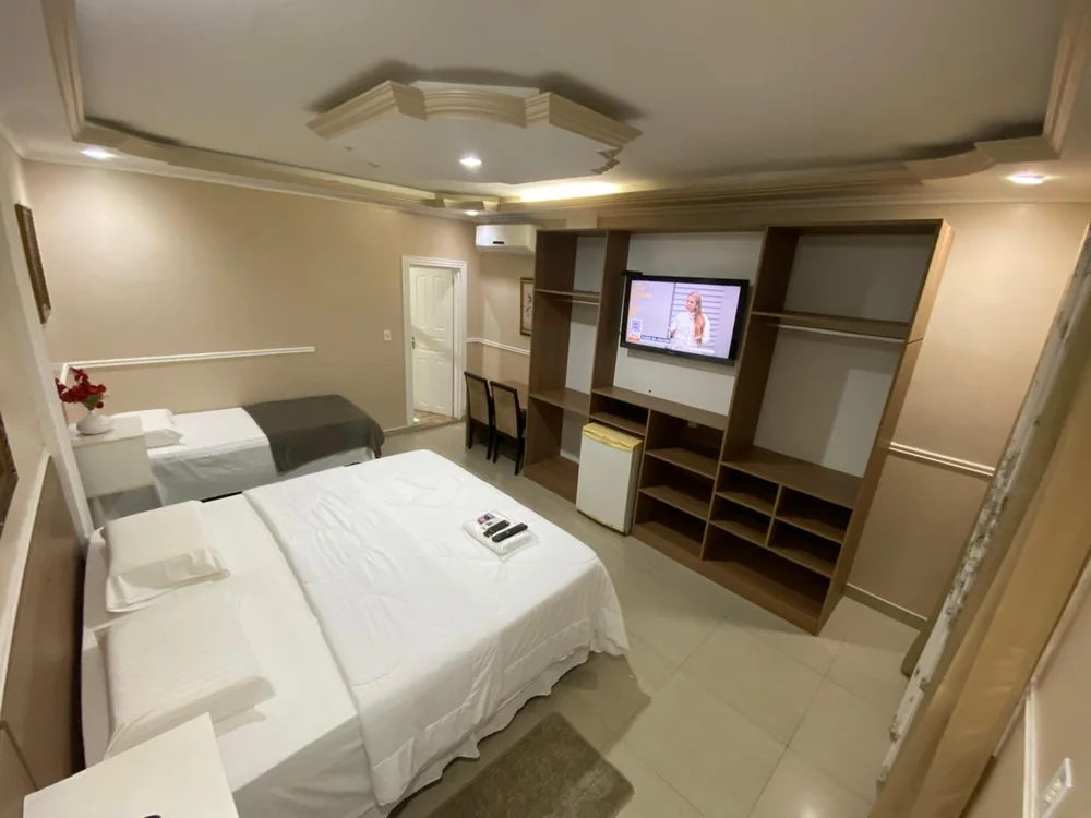 Suíte Master ampla com cama de casal e enxoval premium